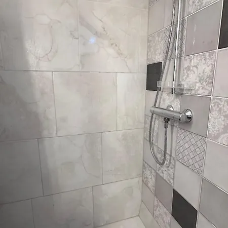 Contemporary + Free Parking