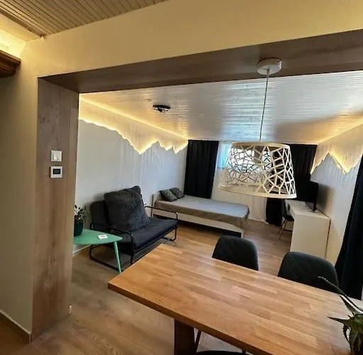 Contemporary + Free Parking