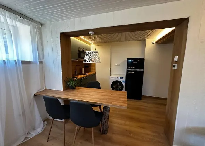 Contemporary + Free Parking