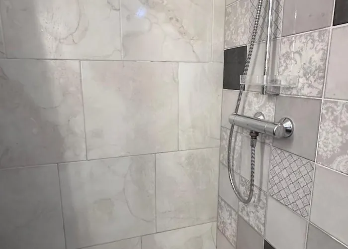 Contemporary + Free Parking